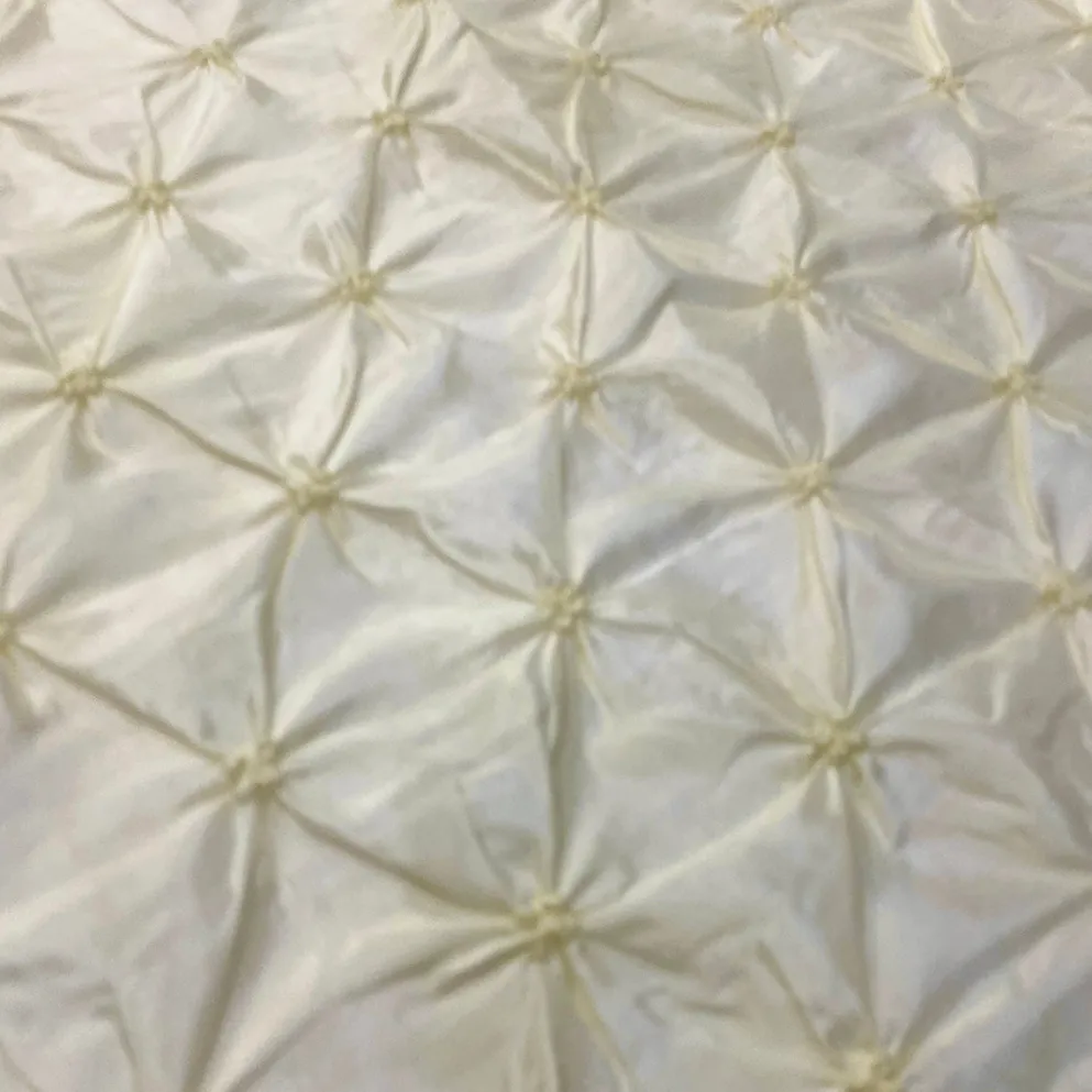 Belly Button (Pinwheel) Table Linen in Ivory