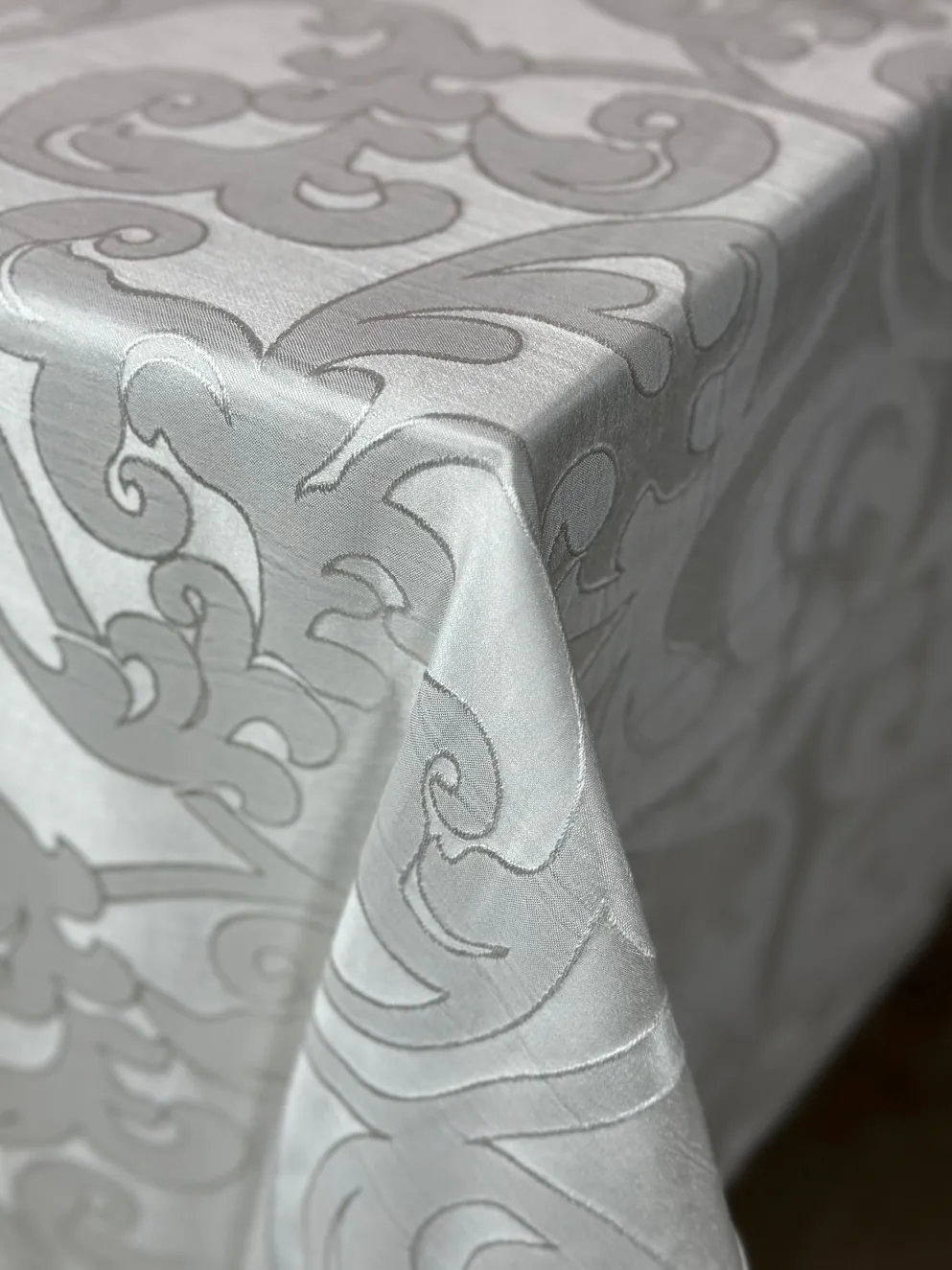 Classic Jacquard Table Linen in Silver