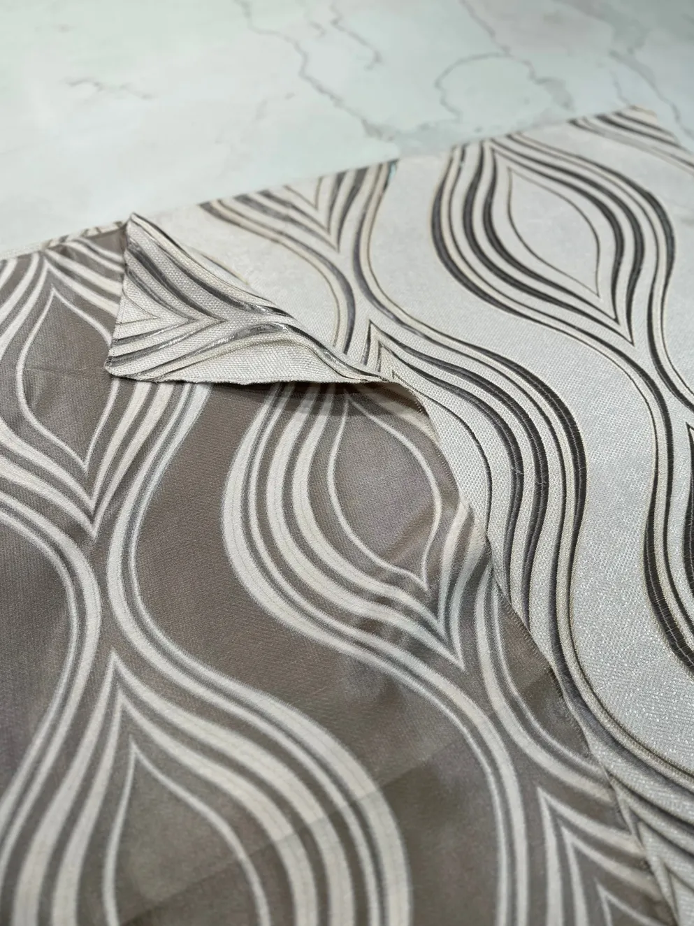 Eclipse Jacquard (Reversible) Table Linen in Silver