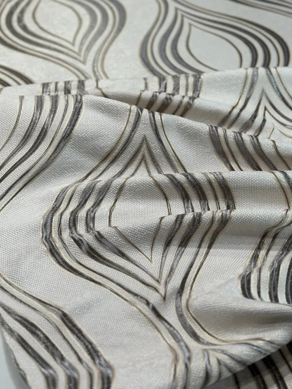 Eclipse Jacquard (Reversible) Table Linen in Silver