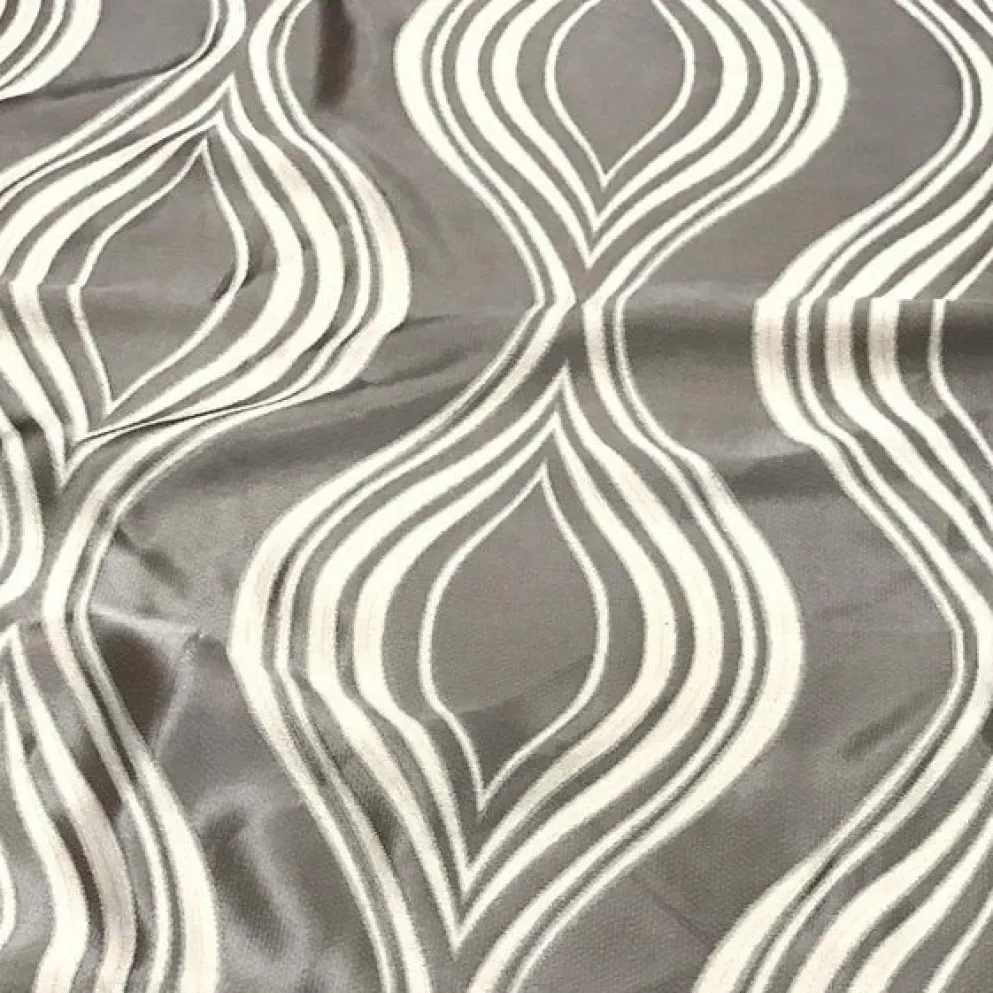 Eclipse Jacquard (Reversible) Table Linen in Silver