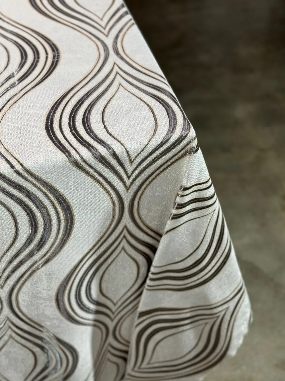 Eclipse Jacquard (Reversible) Table Linen in Silver