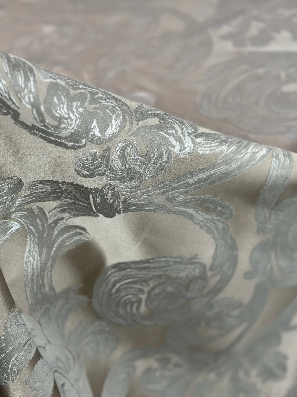 Florence Jacquard Table Linen in Silver