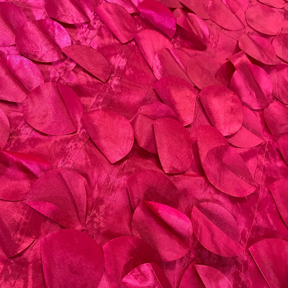 Funzie (Circle Hanging) Taffeta Table Runner in Fuchsia
