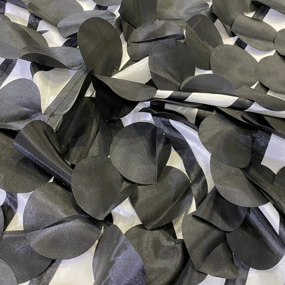 Funzie (Circle Hanging) Taffeta Table Runner in Black and White