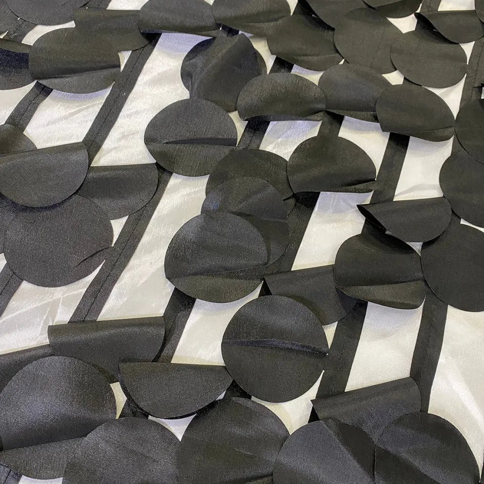 Funzie (Circle Hanging) Taffeta Table Runner in Black and White