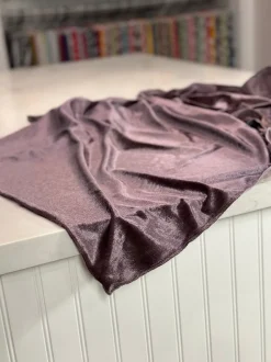 Lush Velvet Table Linen in Mauve