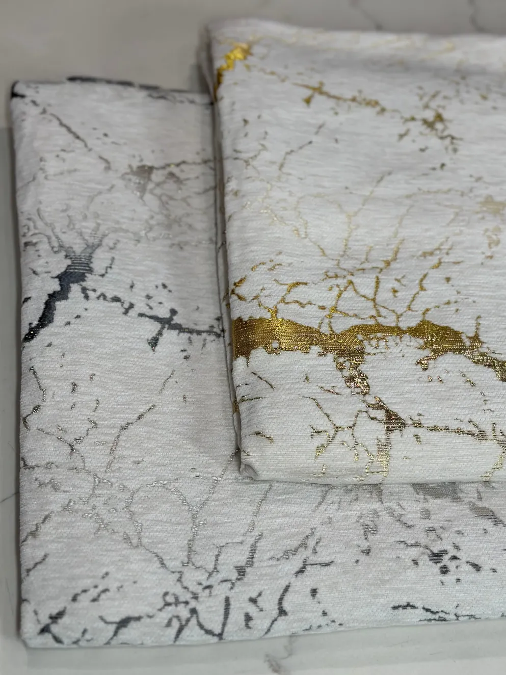 Marble Jacquard Table Linen in Gold