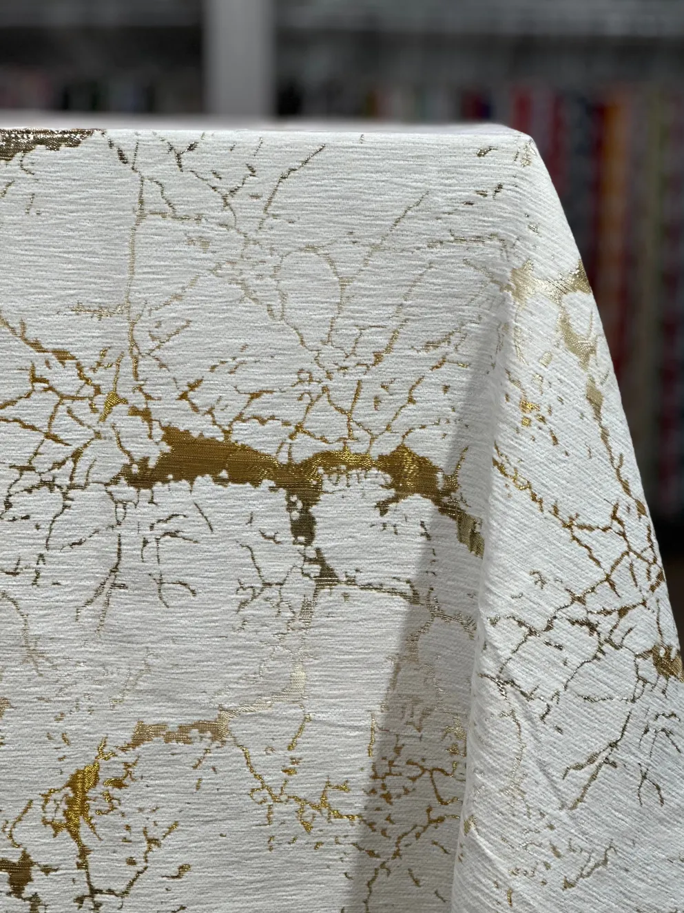 Marble Jacquard Table Linen in Gold