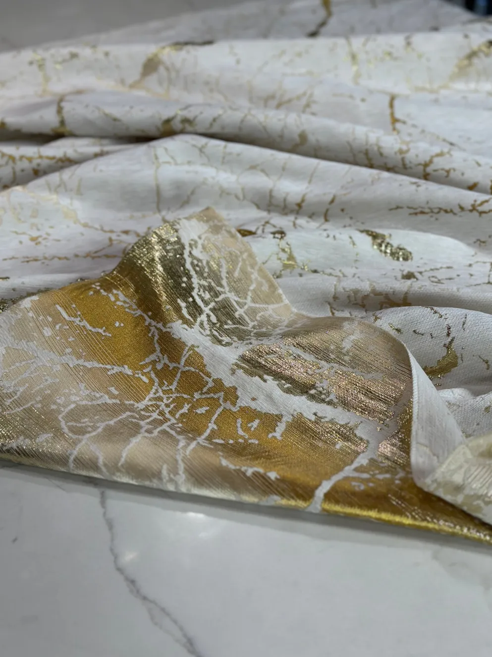 Marble Jacquard Table Linen in Gold