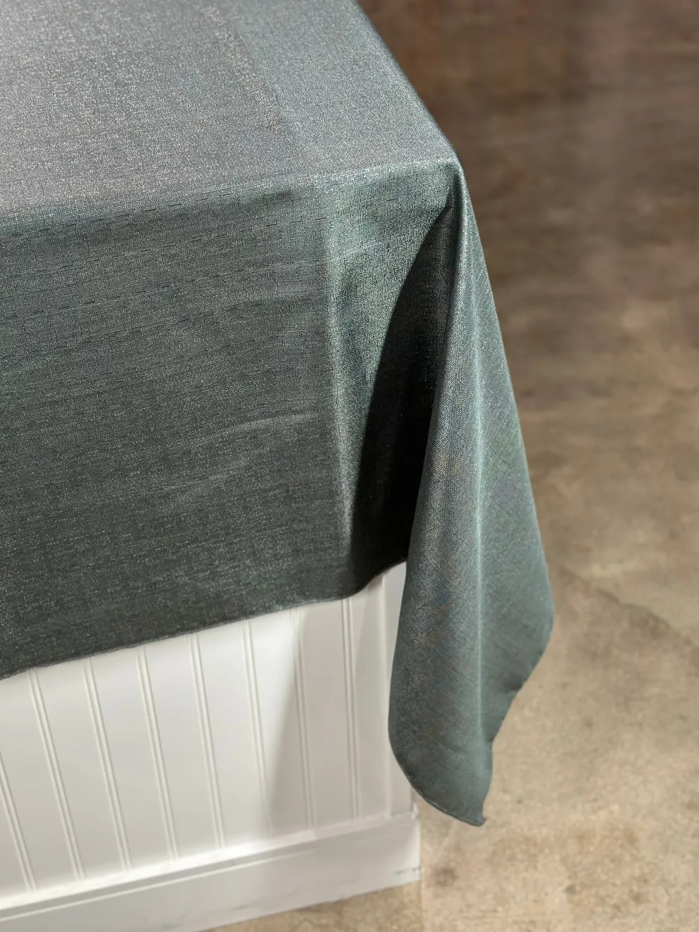 Metallic Burlap Table Linen in Gray/Silver