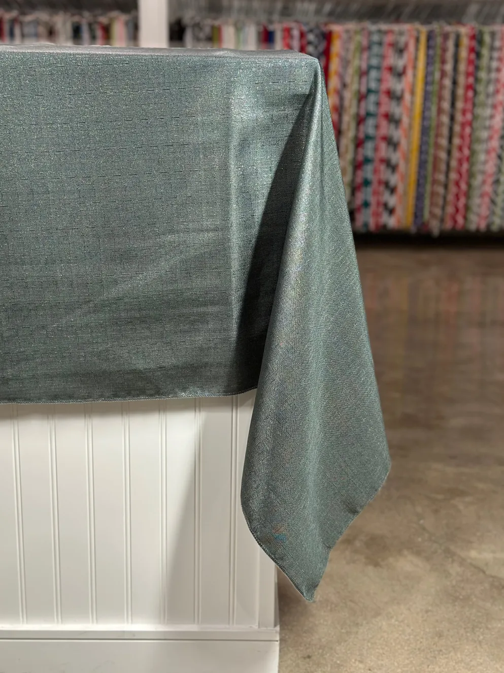 Metallic Burlap Table Linen in Gray/Silver