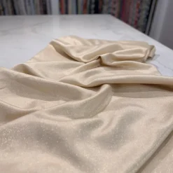 Metallic Burlap Table Runner in Beige/Gold