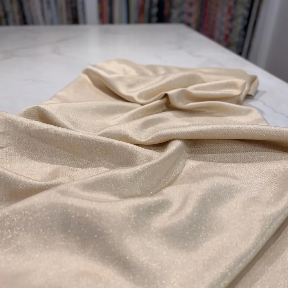 Metallic Burlap Table Runner in Beige/Gold