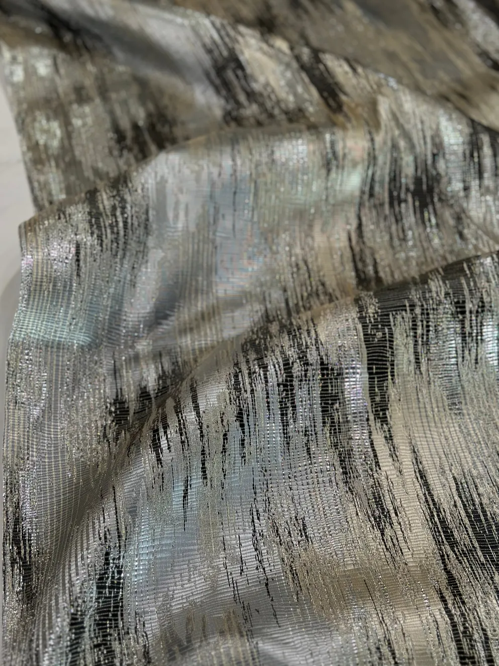 Static Jacquard Table Linen in Black and Silver